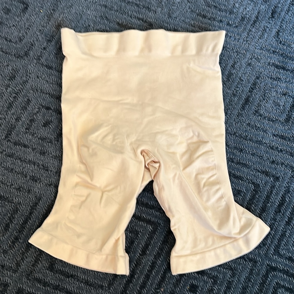 NWOT S Skims Seamless Sculpt Mid Thigh Short